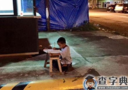 菲律宾男孩路灯下读书 励志照片感动网友