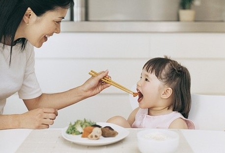 家庭教育：让孩子自己吃饭